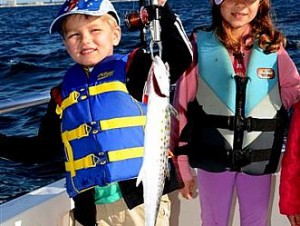 Fishing-in-Gulf-Shores-with-families-catching-spanish-mackerel-while-chartering-a-boat