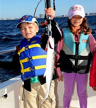 Fishing-in-Gulf-Shores-with-families-catching-spanish-mackerel-while-chartering-a-boat